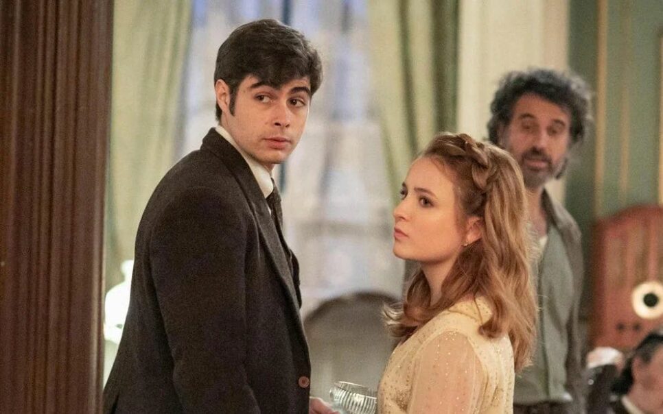 Além da Ilusão: Davi tem segredo descoberto em festa e escapa