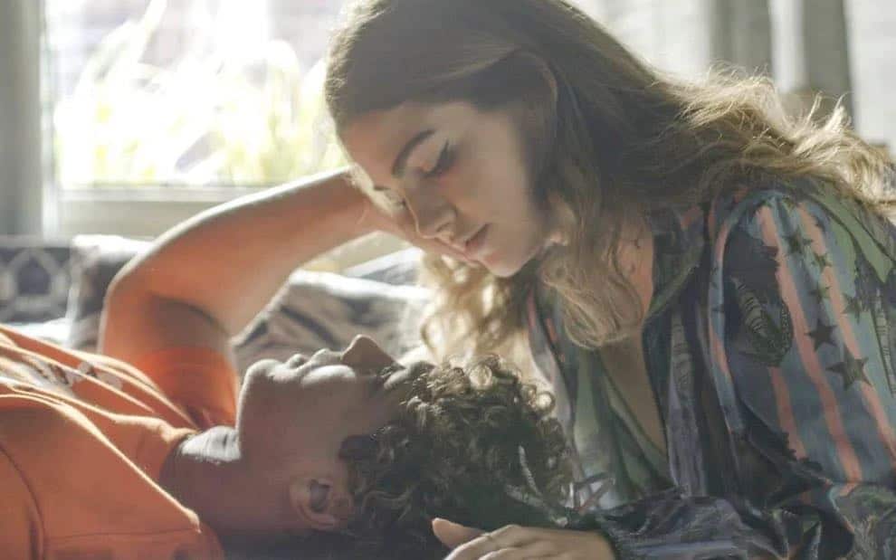 Cara e Coragem: Lou dá primeiro beijo em Rico e fica em choque