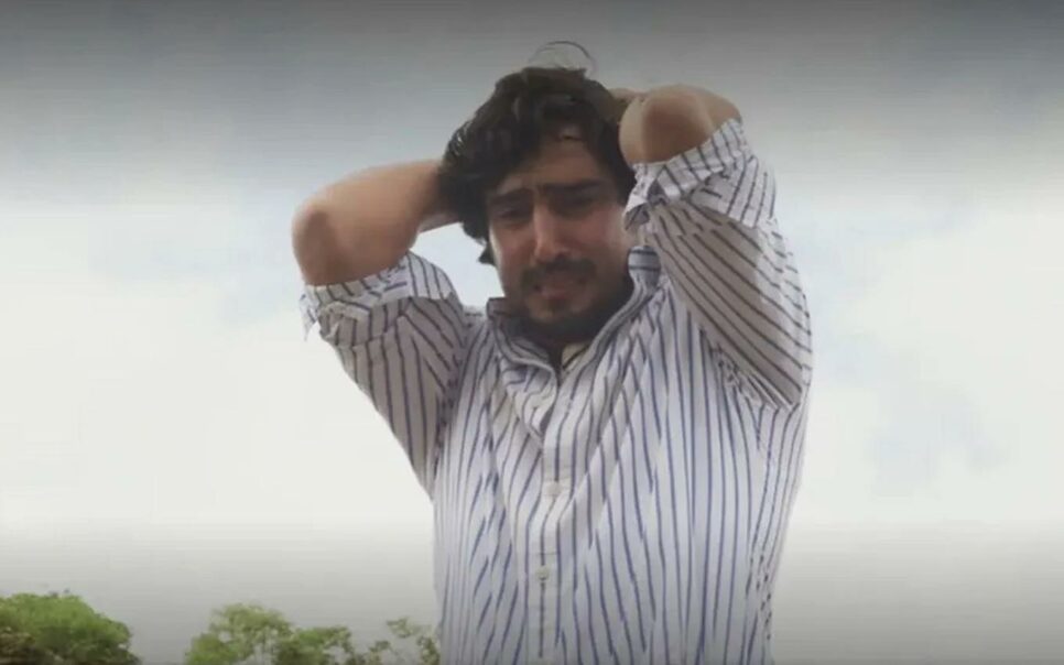 Mar do Sertão: Desolado, Tertulinho chora no colo da mãe
