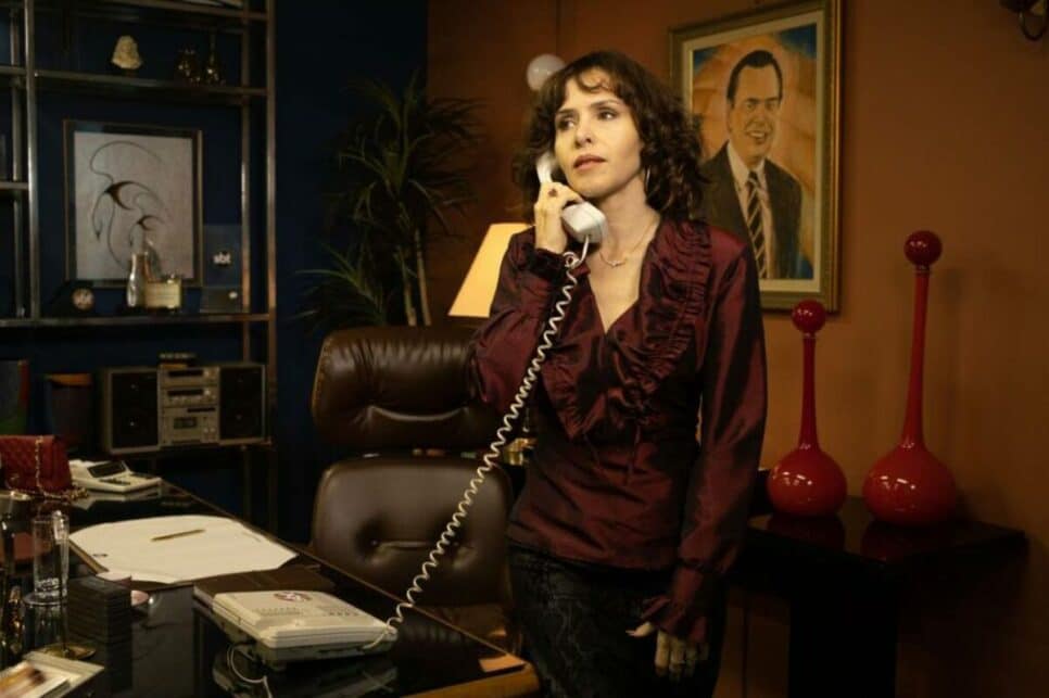 Leona Cavalli interpreta Íris Abravanel em O Rei da TV, Foto: Reprodução/Internet