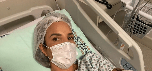 Ivete Sangalo aparece em hospital após cirurgia (Foto: Reprodução)