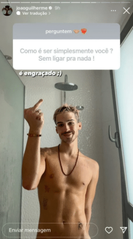 O famoso ex-ator do SBT e filho de Leonardo chamou atenção ao expor foto pelado nas redes sociais (Foto: Reprodução)