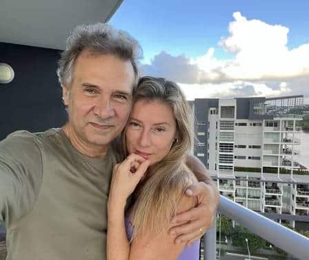 O famoso ator e humorista da Globo, Nelson Freitas ao lado de sua esposa (Foto: Reprodução) 