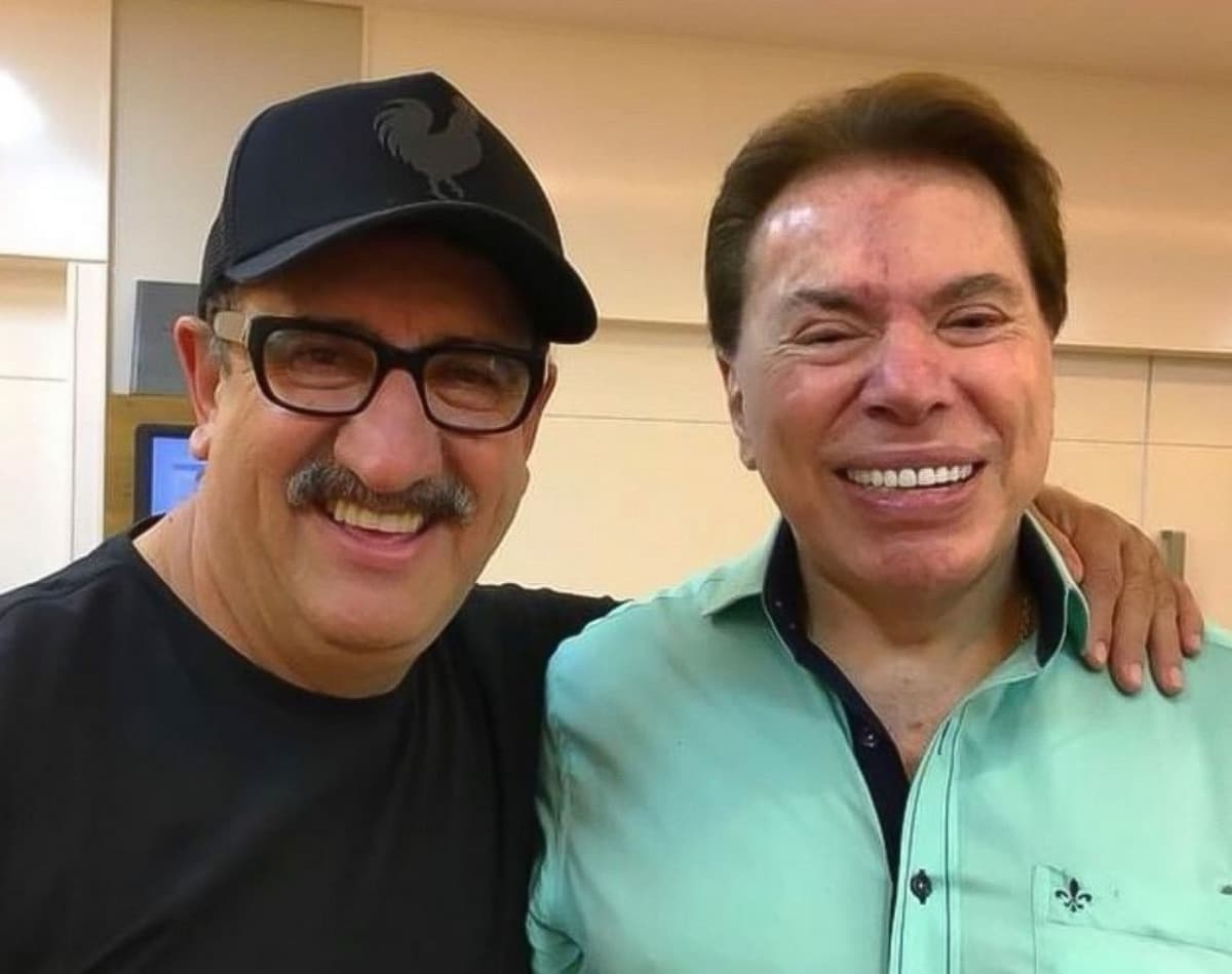 Ratinho acabou sendo pego de surpresa por Silvio Santos no palco do SBT (Foto: Reprodução)