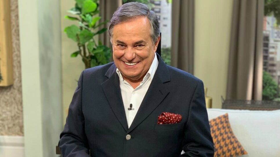 Ronnie Von abre gaveta na RedeTV! e se assusta ao ver barata (Foto: Reprodução)