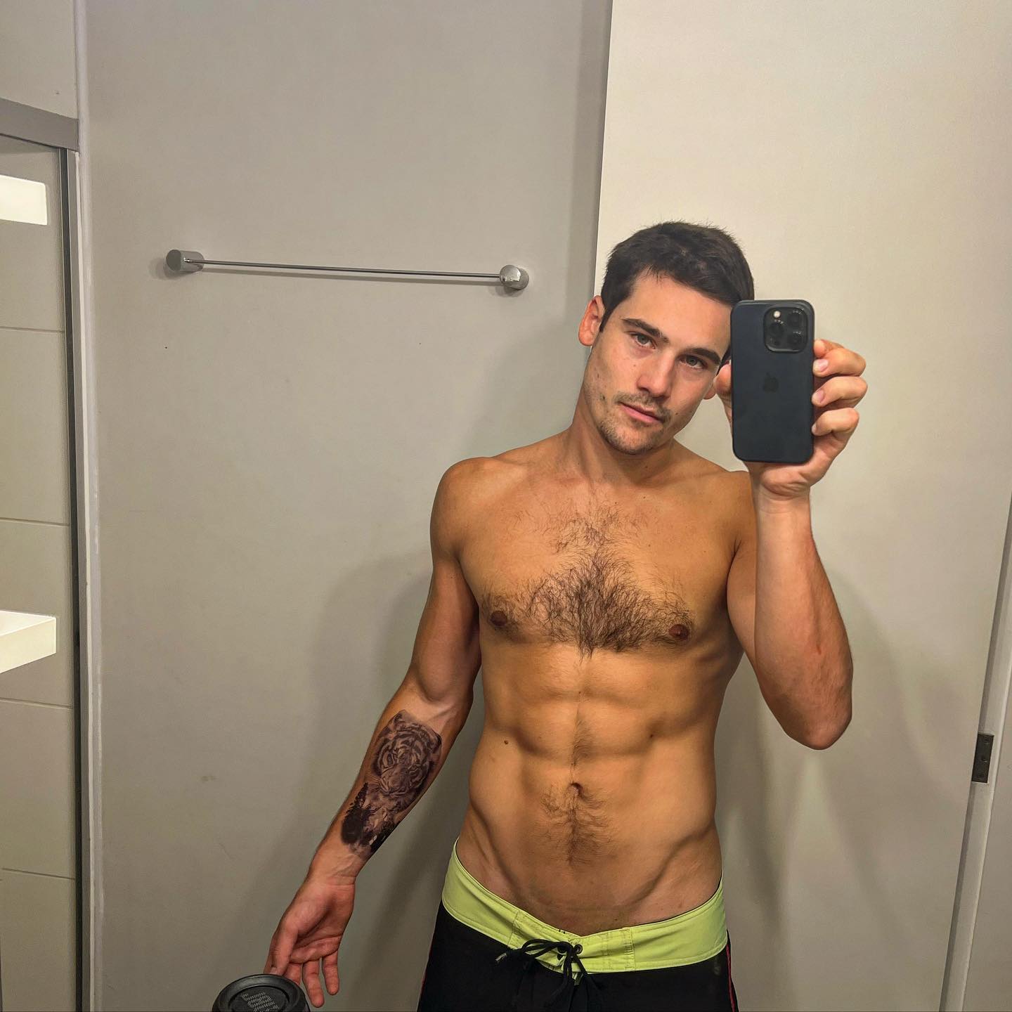 Nicolas Prattes deixa fãs babando ao publicar foto seminu: "Gostoso é pouco!" (Reprodução)