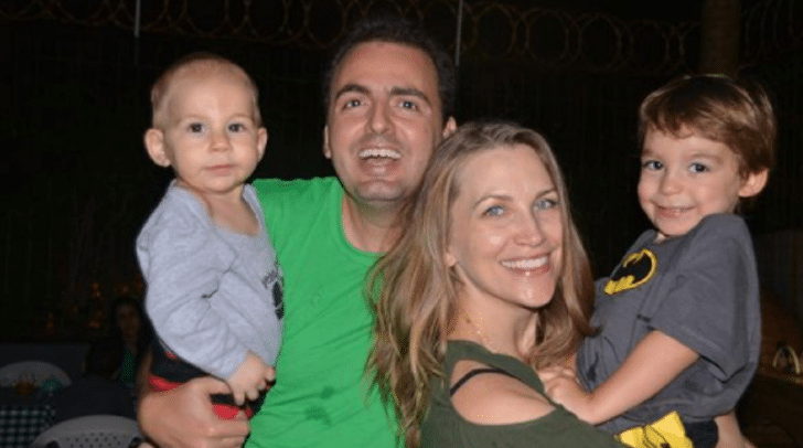 A famosa ex-contratado do Jornal Nacional da Globo, Anne Lottermann ao lado de seu marido e seus dois filhos (Foto: Reprodução)