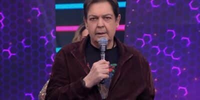 DESESPERO: Lancha pega fogo com bailarina do Faustão dentro (Foto: Reprodução)