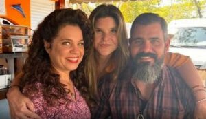 Cristiana com Isabel Teixeira e Juliano Cazarré (Foto: Reprodução / Instagram) 