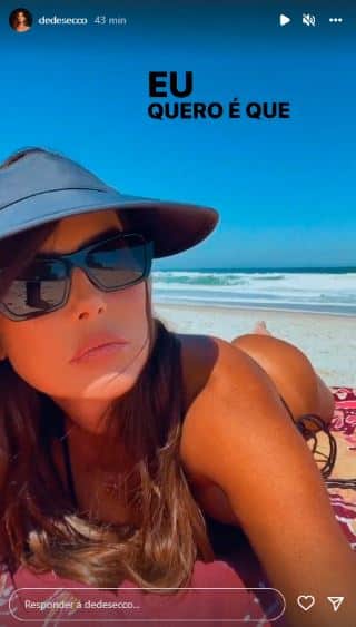 Deborah Secco se bronzeia e cobre só o essencial (Foto: Reprodução)