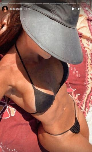 Deborah Secco se bronzeia e cobre só o essencial (Foto: Reprodução)