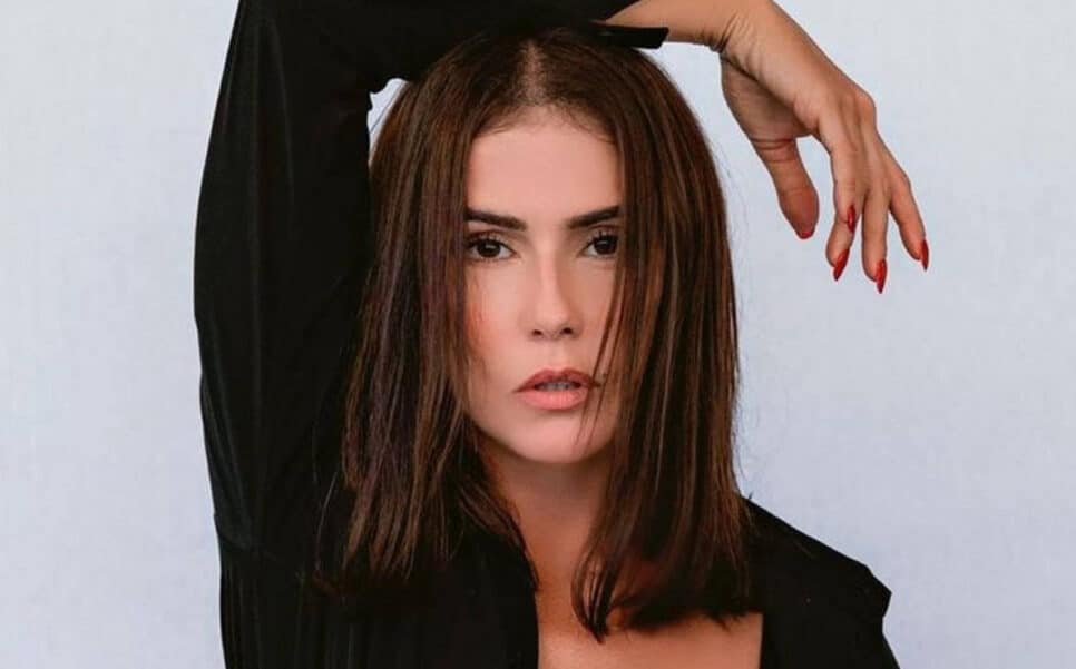 Deborah Secco ignora críticas após mostrar calcinha na Copa