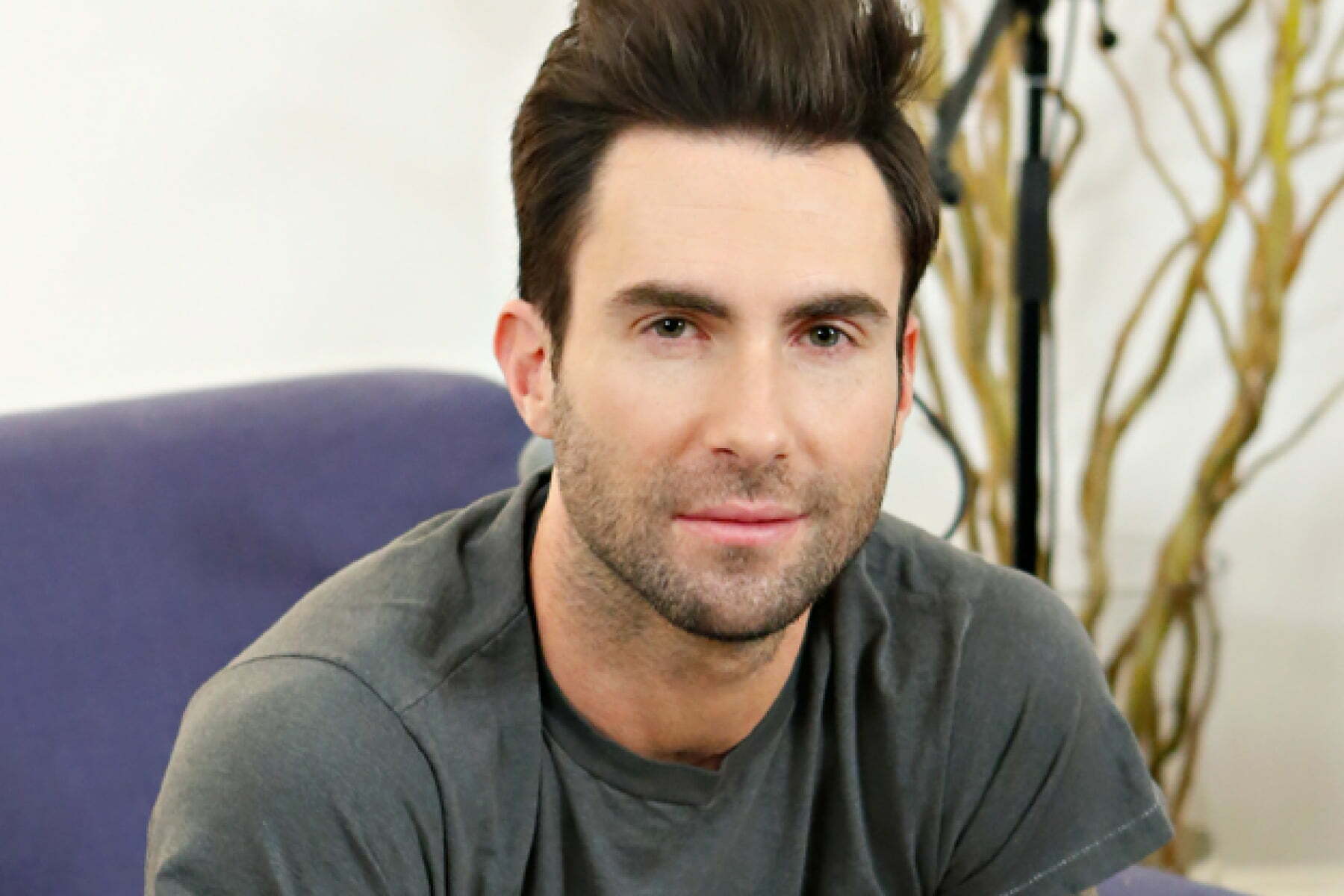 Adam Levine se pronuncia após ser exposto pela amante