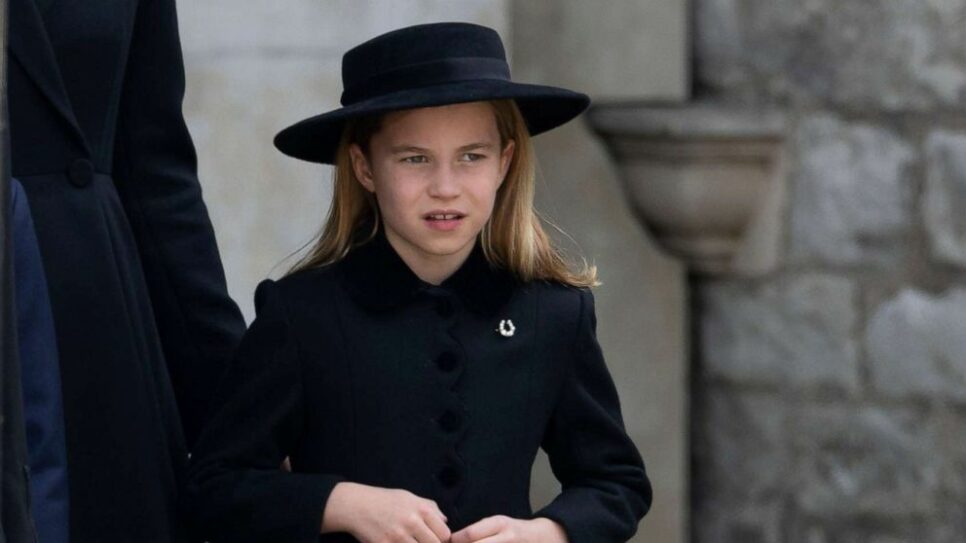 Princesa Charlotte chora no velório da Rainha Elizabeth e comove