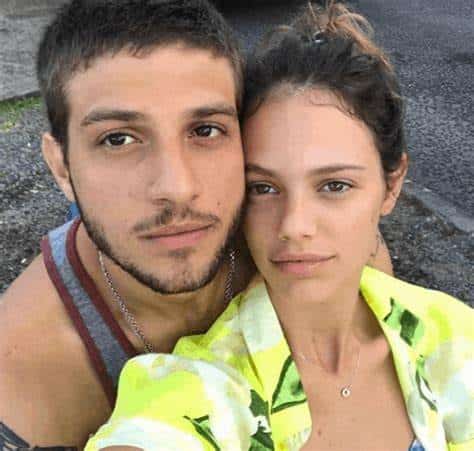 Chay Suede faz questão de flagrar esposa de 'cara lavada'