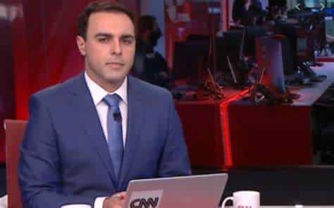 Jornalista da CNN interrompe telejornal para retocar maquiagem