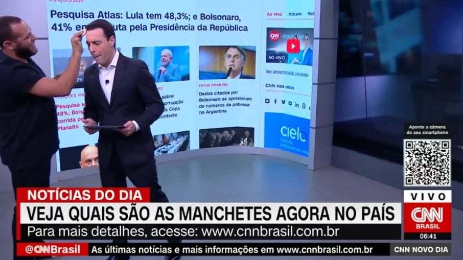 Jornalista da CNN interrompe telejornal para retocar maquiagem