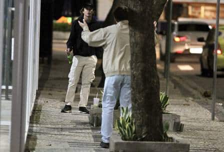 O contratado da Globo e Cícero Ribeiro discutiram após deixarem um bar no Rio de Janeiro (Foto: Reprodução/Extra)