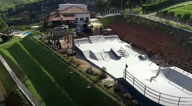 O contratado da Netflix chamou atenção ao construir pista de skate em sua casa no interior (Foto: Reprodução)