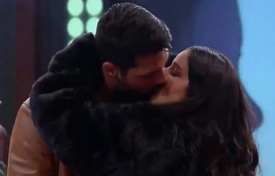 Os peões Shayan e Kerline Cardoso aos beijos na festa da última sexta (23) em A Fazenda 14 (Foto: Reprodução / Record TV)