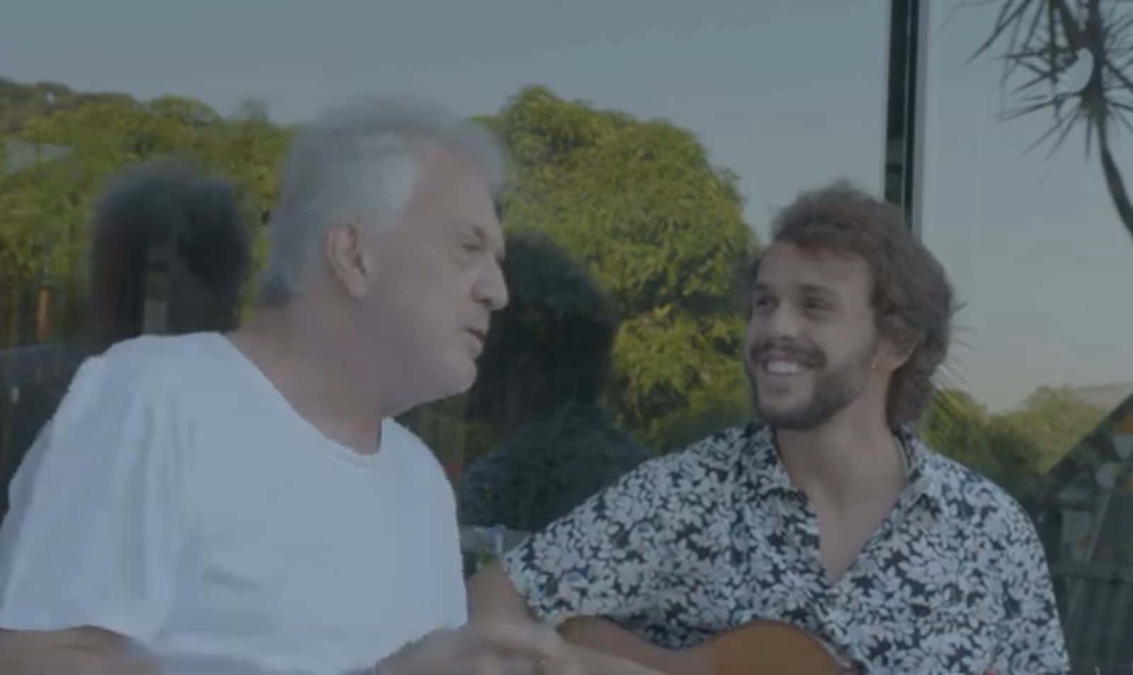 Bial cantando ao lado do herdeiro (Foto Reprodução)