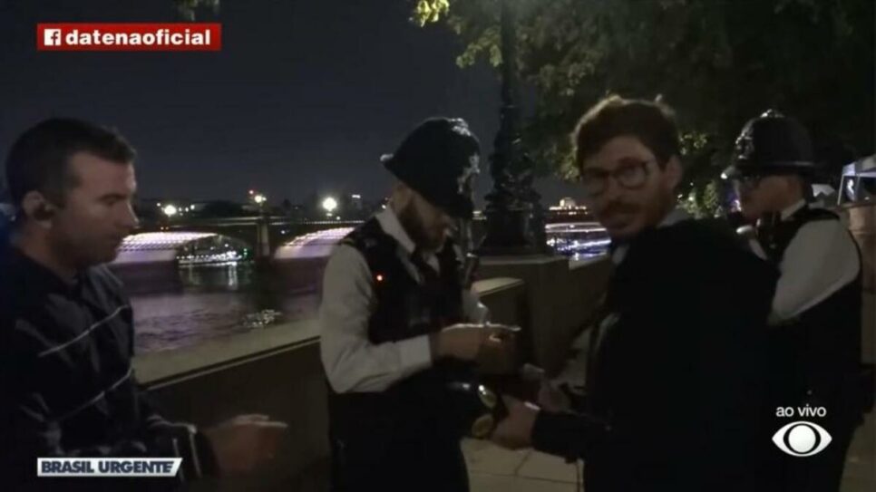 Repórter da Band é abordado pela polícia e apresenta carteira de jornalista vencida, Foto: Reprodução/Internet