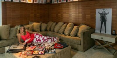 Ticiane Pinheiro exibindo suas capas de revista em sua casa (Foto Reprodução)