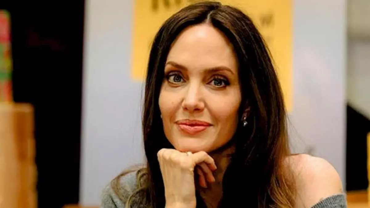 Angelina Jolie também comentou sobre sua primeira vez, e até fez pacto de sangue após o ato (Foto Reprodução/Internet)