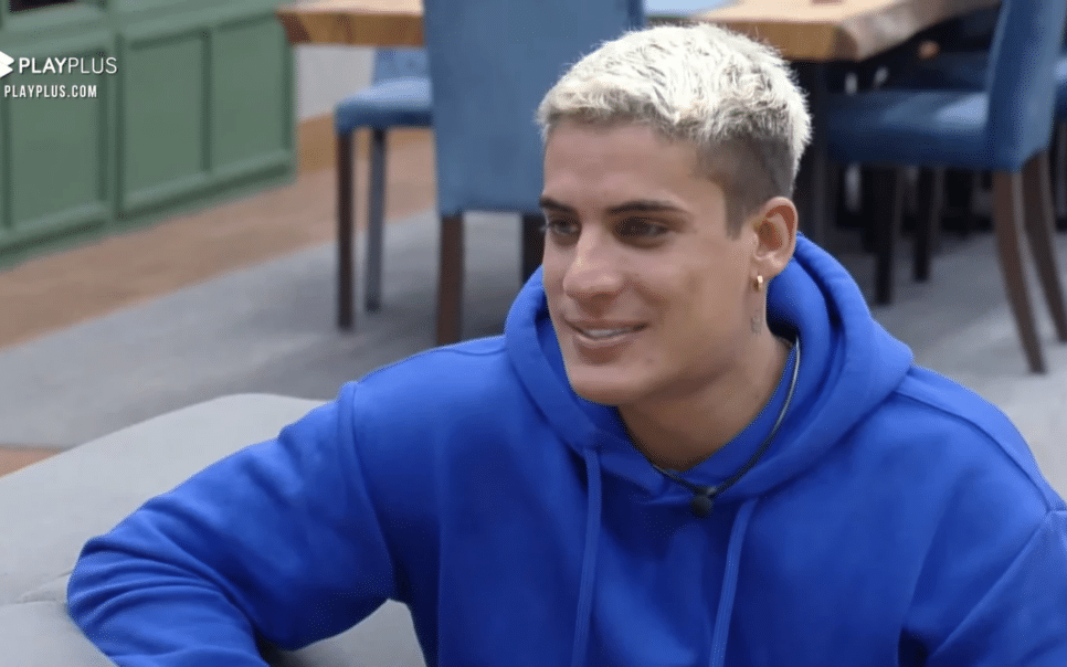 A Fazenda 14: Tiago Ramos mostra que cobriu tatuagem com o nome da mãe de Neymar (Foto: Reprodução)