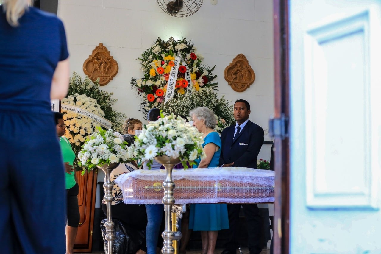 Muita emoção no velório da jornalista da Globo, Susana Naspolini - Foto Reprodução