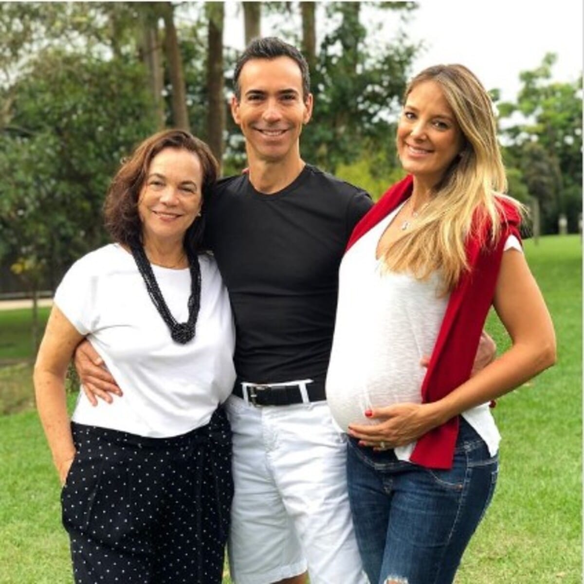 O âncora do Jornal Hoje da Globo, ao lado de sua mãe, Edna Tralli e esposa, Ticiane Pinheiro (Foto: reprodução/Instagram)