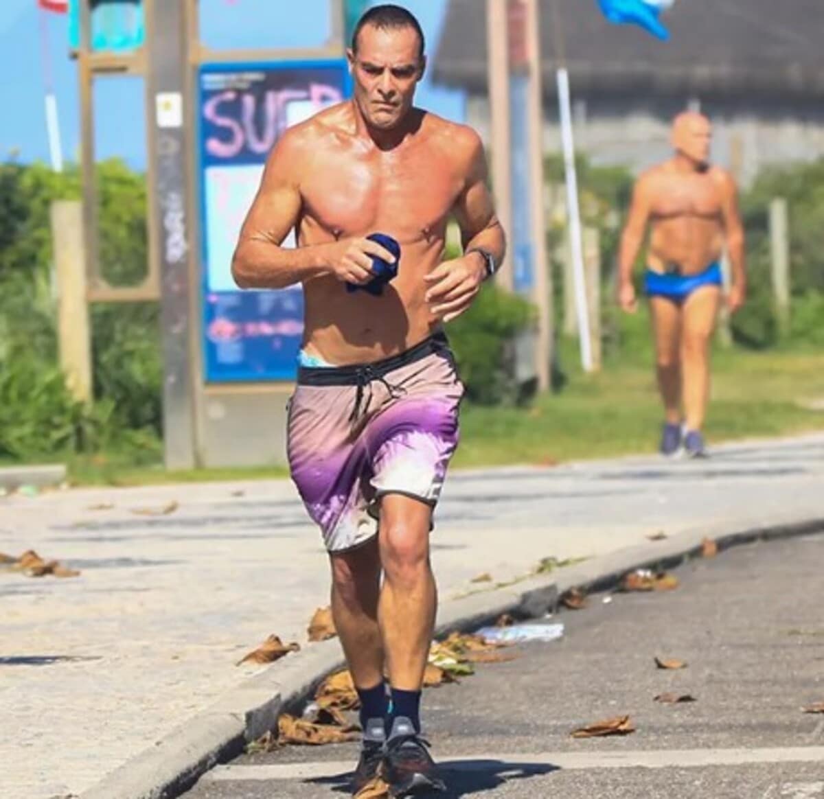 Paulo Zulu corre na orla da Barra da Tijuca/RJ (Foto: Reprodução/Fabricio Pioyani / AgNews)