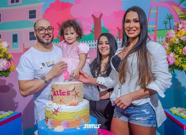 O famoso cantor e pagodeiro ao lado de sua mulher, Gracyanne Barbosa, sua filha e sua neta (Foto: Reprodução)