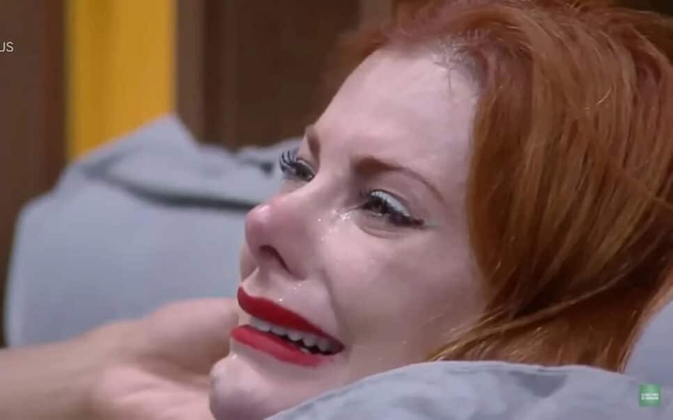 A Fazenda 14: Deborah fica aos prantos ao ouvir discurso de Iran