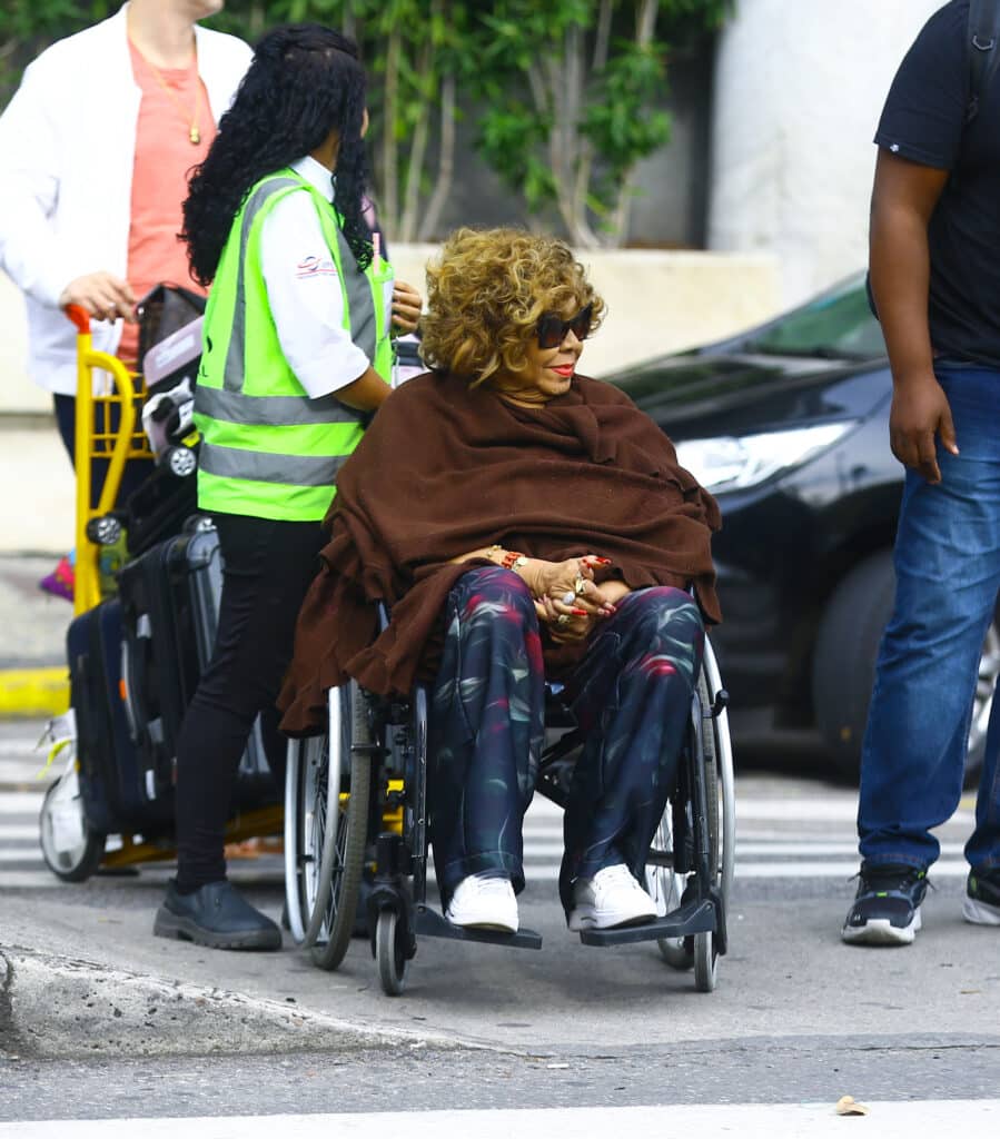 Alcione é vista de cadeira de rodas (Foto: Agnews)