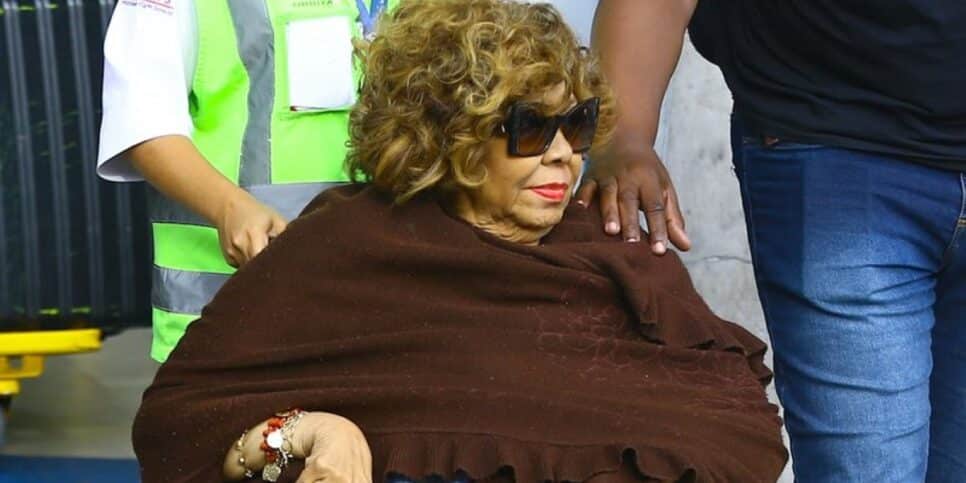 Alcione aparece de cadeira de rodas (Foto: Agnews)
