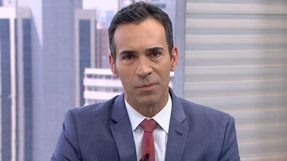 César Tralli começou Jornal Hoje com notícia urgente e fez apelo (Foto: Reprodução)
