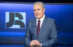 Celso Freitas é ex-âncora do Jornal Nacional da Globo e atualmente está na Record TV (Foto: Reprodução / Record TV)