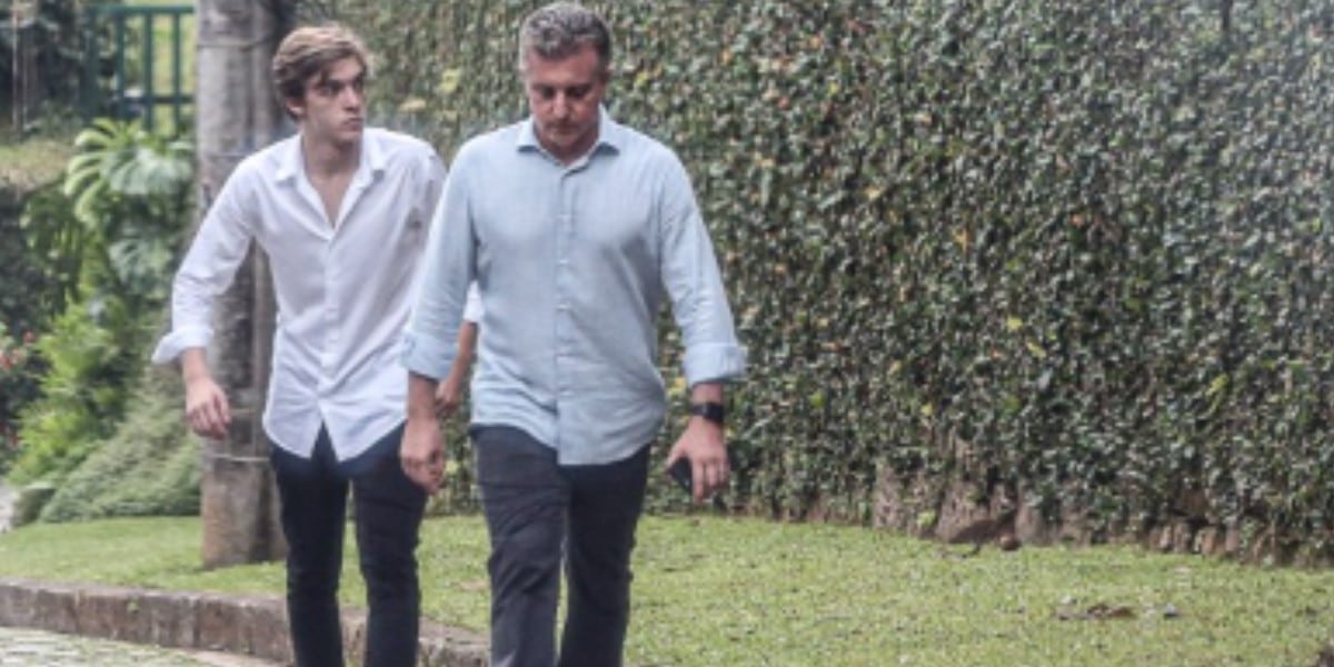 Luciano Huck é visto ao lado do filho Joaquim (Foto: Agnews)