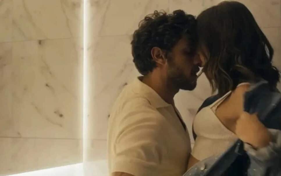 Ari e Chiara tem primeira noite de amor em Travessia