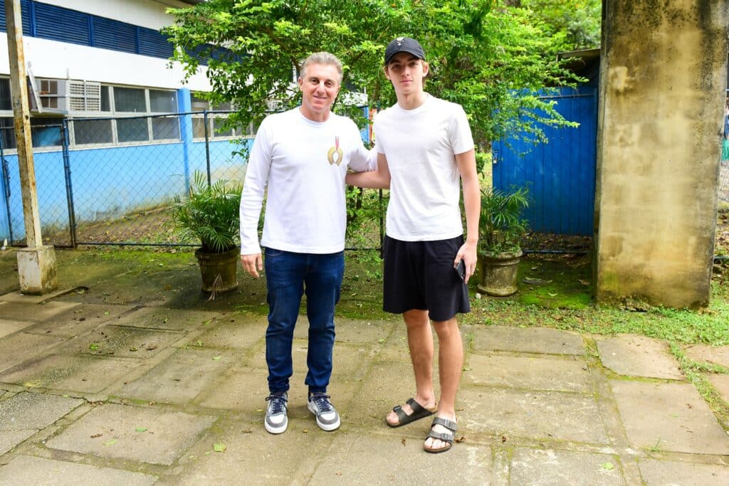 Luciano Huck e o filho Joaquim (Foto: Agnews)