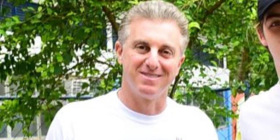 Luciano Huck parou a web ao fazer rara aparição ao lado do filho (Foto: Agnews)