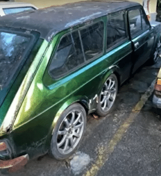 Após equipe de Luciano Huck da Globo fazer reforma, carros são abandonados (Foto: Reprodução)