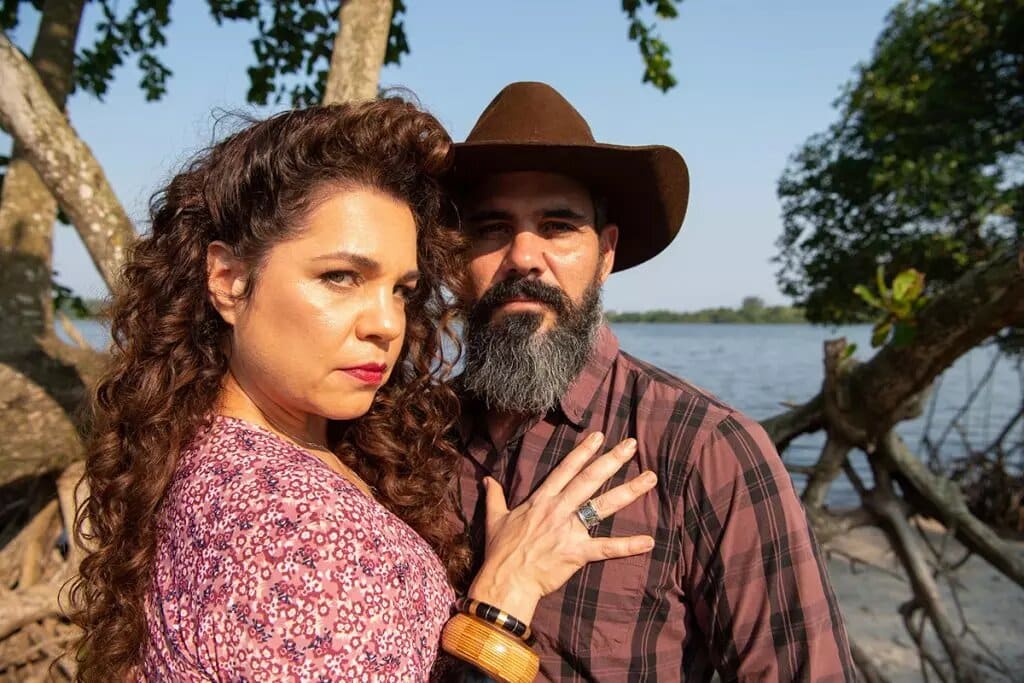 Maria (Isabel Teixeira) e Alcides (Juliano Cazarré) no final de Pantanal, terão um desfecho diferente da obra original (Foto: Reprodução)