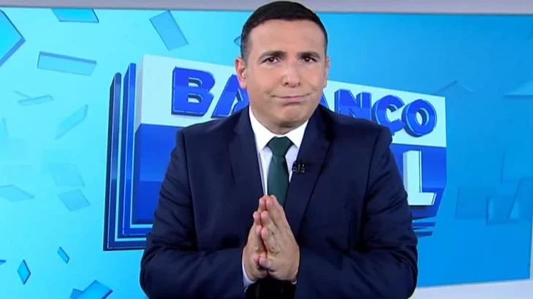 O famoso âncora do Balanço Geral, Reinaldo Gottino fez questão de agradecer o esforço de todos os funcionários da Record (Foto: Reprodução)