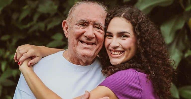 A herdeira do ex-ator da Globo, Lívian Aragão falou sobre o seu pai durante entrevista (Foto: Reprodução)