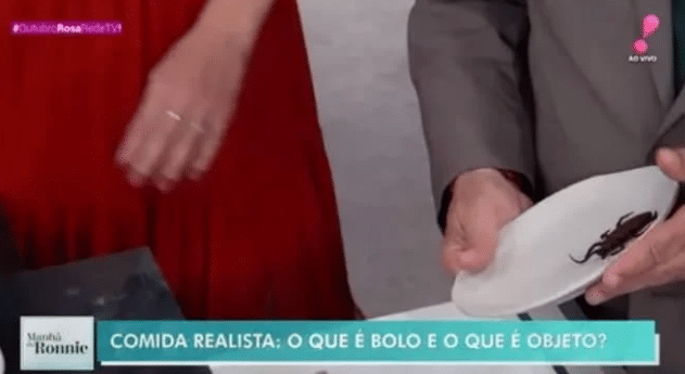 O famoso apresentador da RedeTV! levou um susto daqueles (Foto: Reprodução)