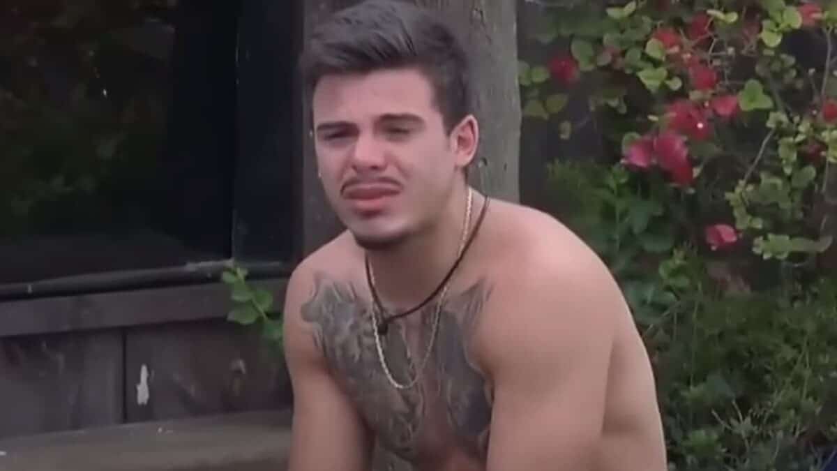 A Fazenda 14: Thomaz Costa se revolta com pedido de Deborah