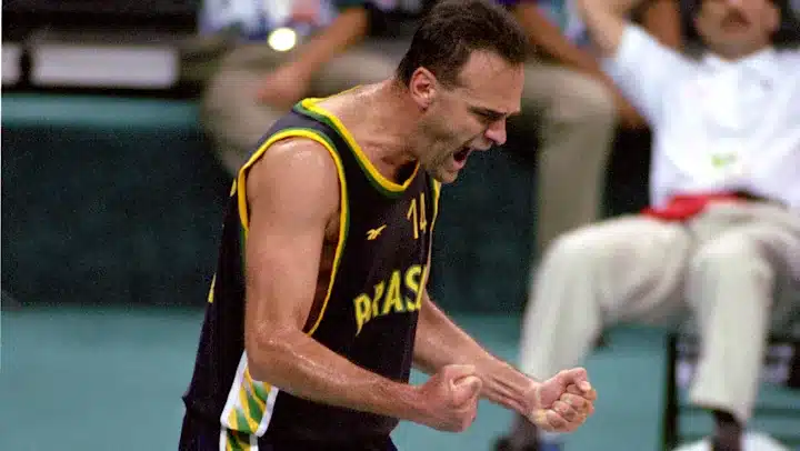 Oscar é o maior cestinha de todos os tempos da história do basquete, com 49.703 pontos oficialmente computados