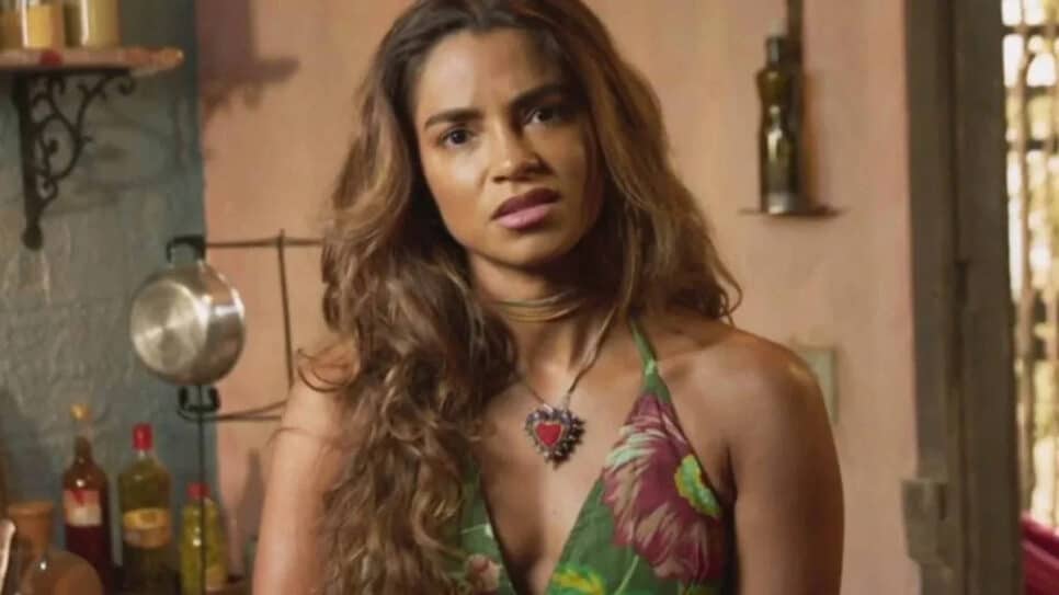 Travessia: Brisa é colocada contra a parede por Helô na delegacia (Foto: Reprodução)